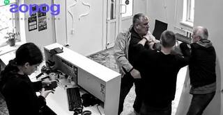 Драка с резиновой дубинкой: в Иркутской области двое мужчин разгромили пункт выдачи заказов