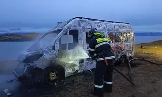 34-летний мужчина получил ожоги при возгорании микроавтобуса-автодома на Ольхоне